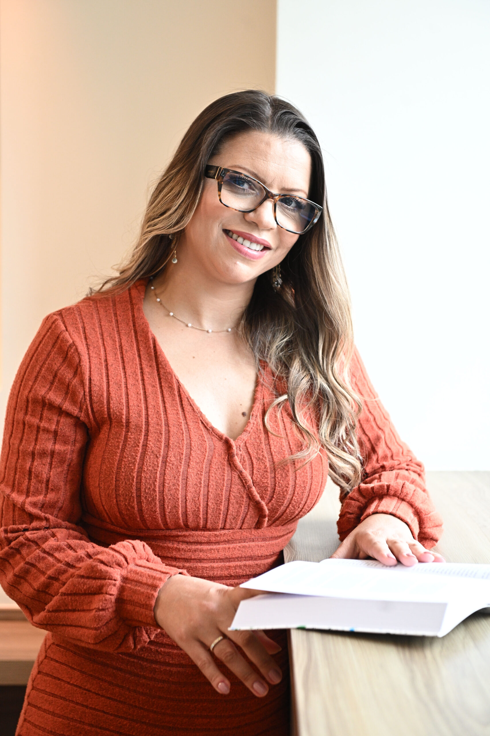Vanessa Vilas Boas em retrato profissional no consultório